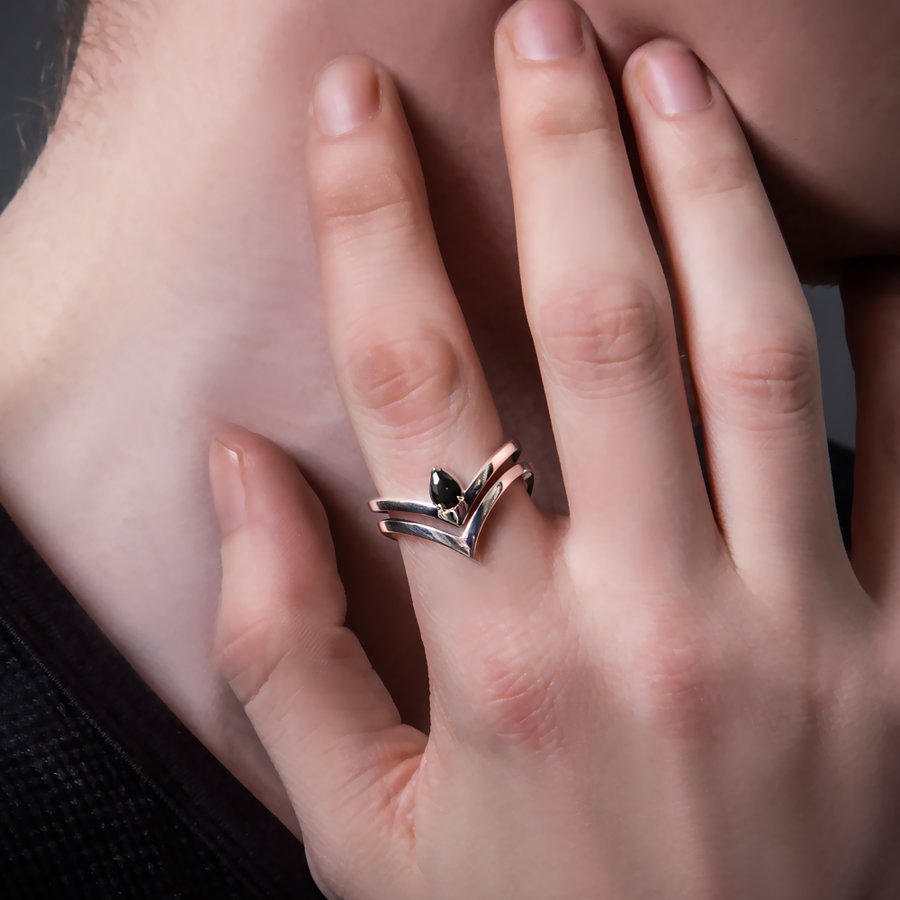 アルテミスキングス ARTEMISKINGS ティアドロップVリングBK(EJコラボ) 指輪 AKR0055
