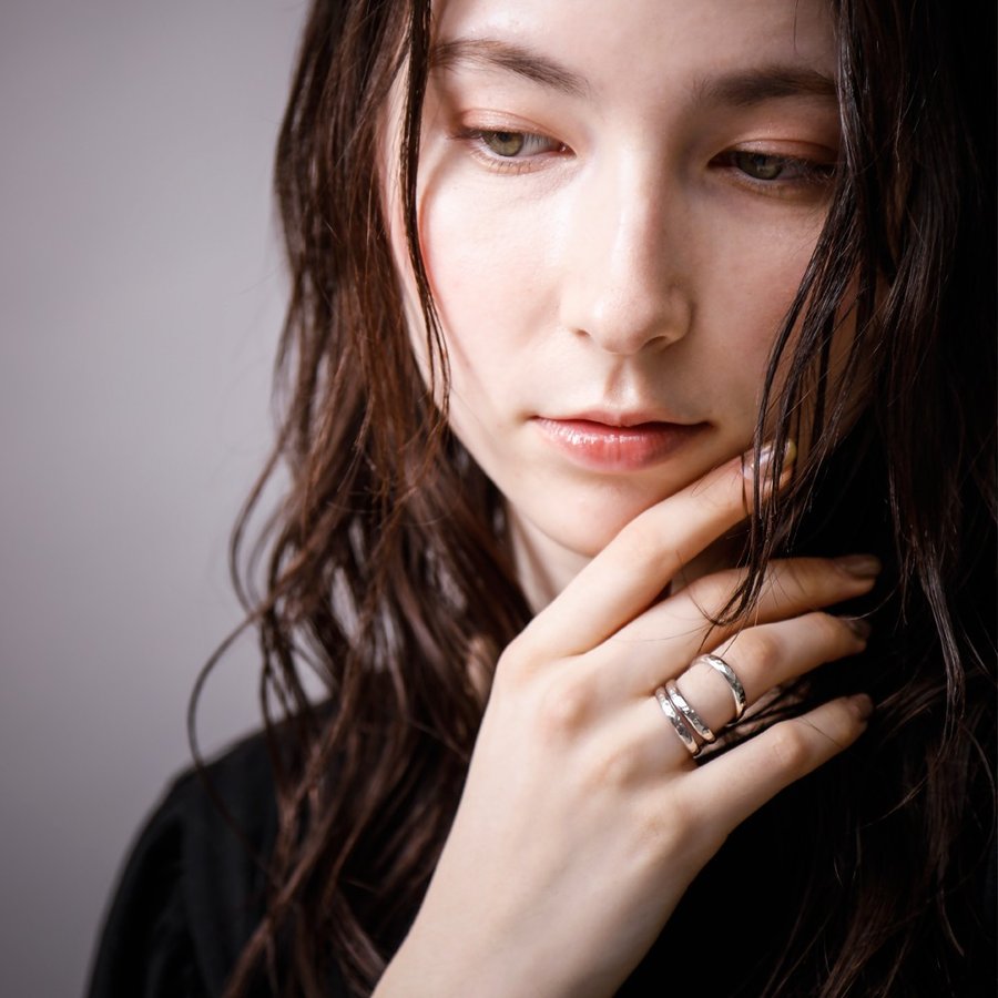 エレノアジュエリー/Elenore Jewelry 3重巻きメビウス甲丸槌目リング ELR0053