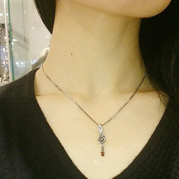 ZOCALO (ソカロ) ジュエルド・ローズ ・ペンダントトップ・ガーネット (シルバー950製) ZZTPDG-0428GN