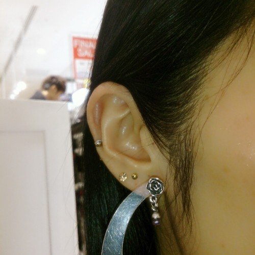 ZOCALO (ソカロ)ジュエルド・ローズ・スタッド・ピアス・ガーネット (シルバー950製) ZZTEG-0296GN