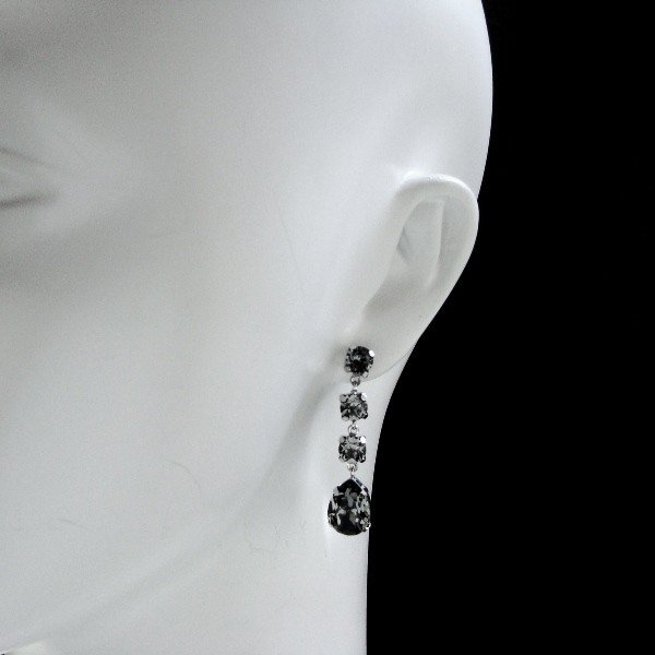 イタリア製 スワロフスキーグレイクリスタル 4連ピアス P28787 RD GRAY